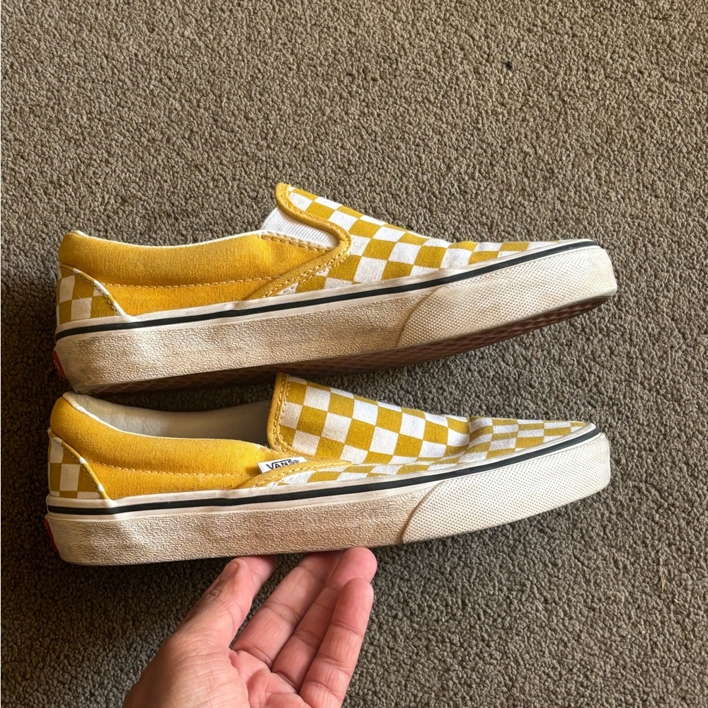 Women/mens checkered board vans shoes. Used condition.